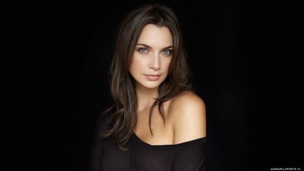 Девушка на черном фоне