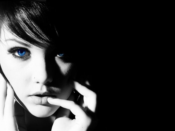Девушка на черном фоне