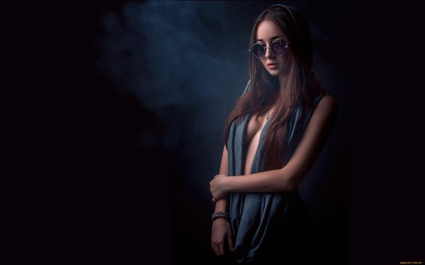 Девушка на черном фоне