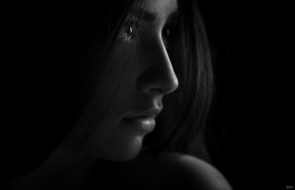 Девушка на черном фоне