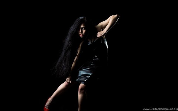 Девушка на черном фоне