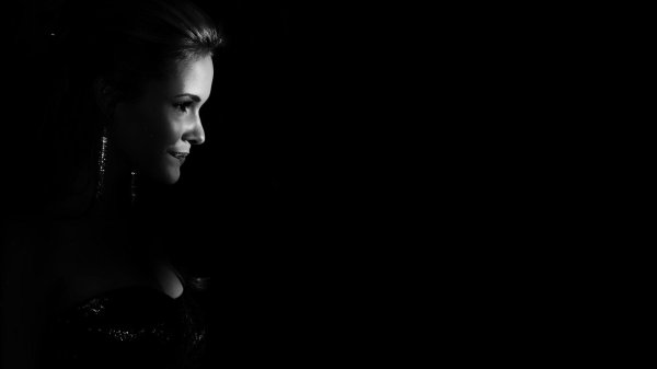 Девушка на черном фоне