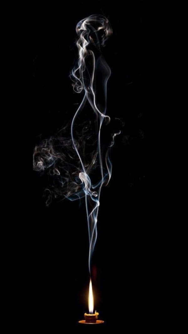 Девушка на черном фоне