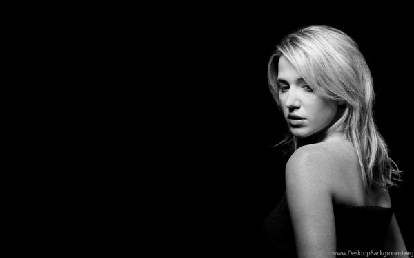 Девушка на черном фоне