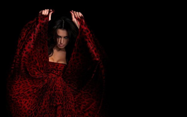 Девушка на черном фоне