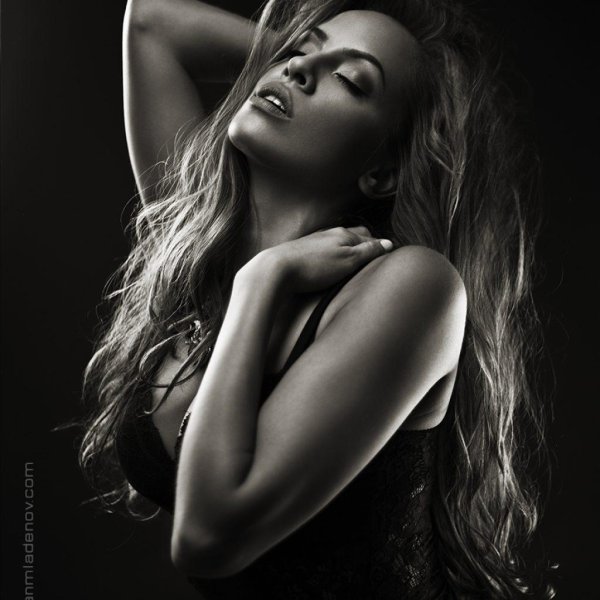 Девушка на черном фоне