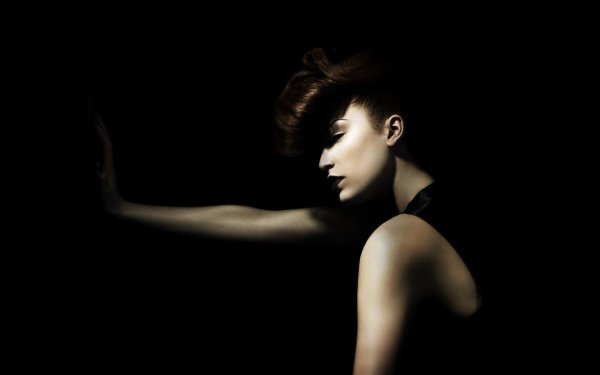 Девушка на черном фоне