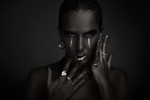 Девушка на черном фоне