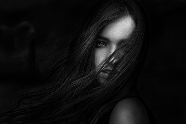 Девушка на черном фоне