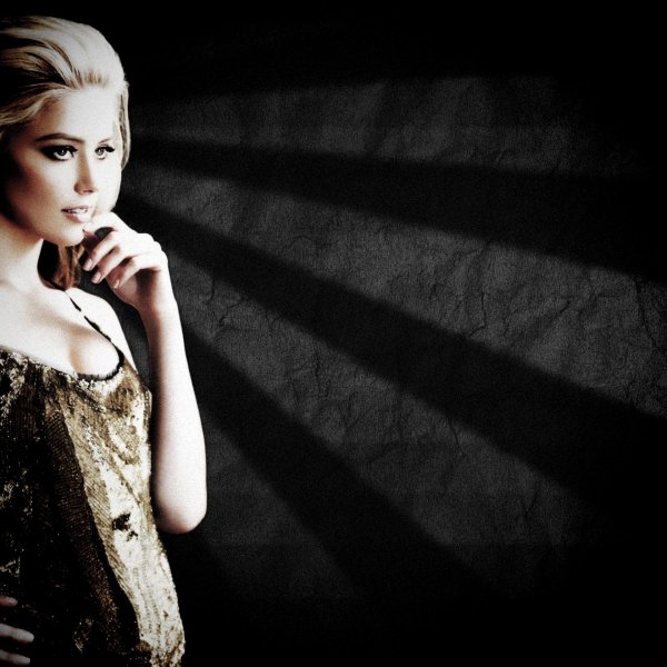 Девушка на черном фоне