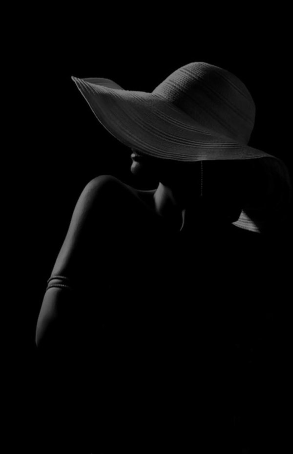 Девушка на черном фоне