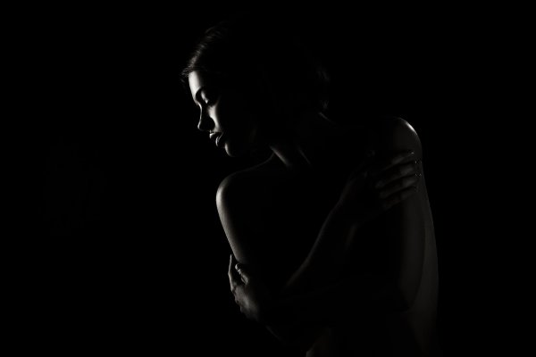 Девушка на черном фоне