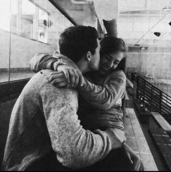 Парень и девушка обнимаются без лица