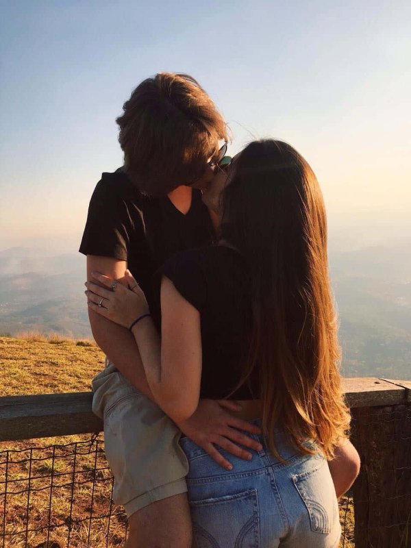 Парень и девушка обнимаются без лица