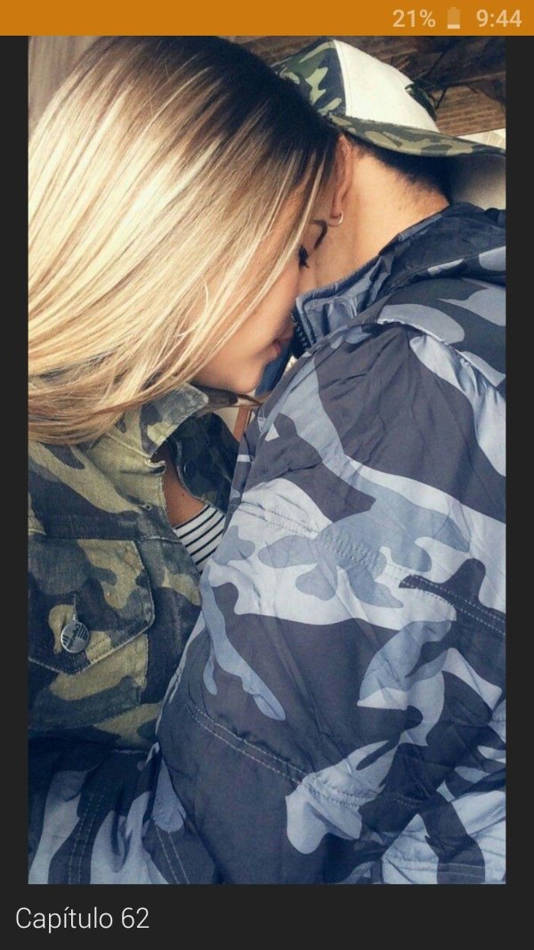 Парень и девушка обнимаются без лица