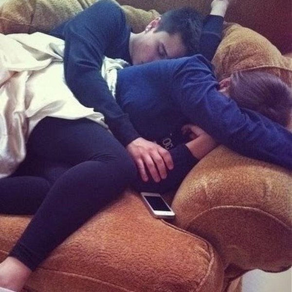 Парень и девушка обнимаются без лица