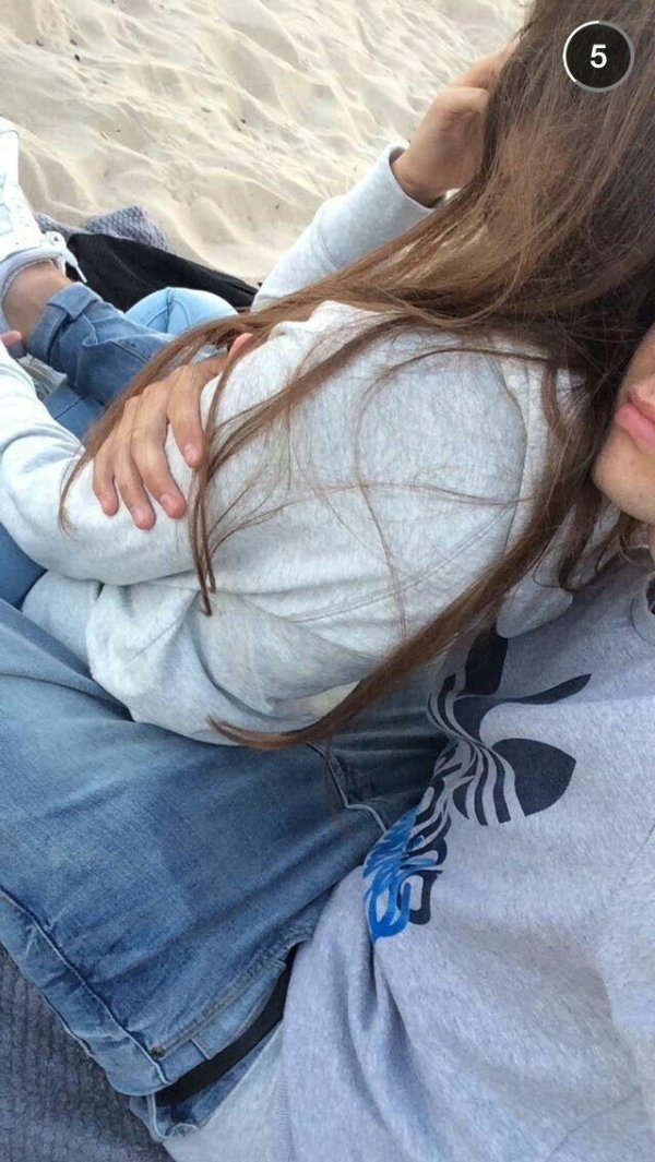 Парень и девушка обнимаются без лица