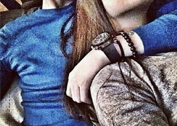 Парень и девушка обнимаются без лица