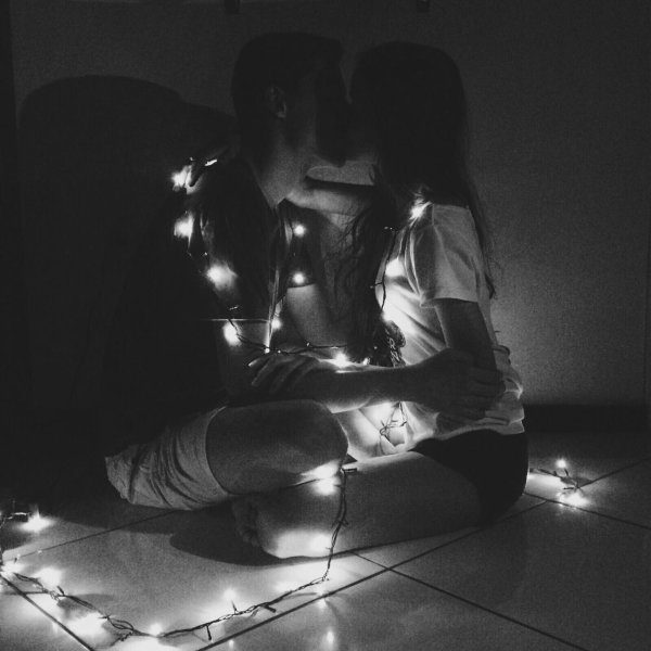 Парень и девушка обнимаются без лица