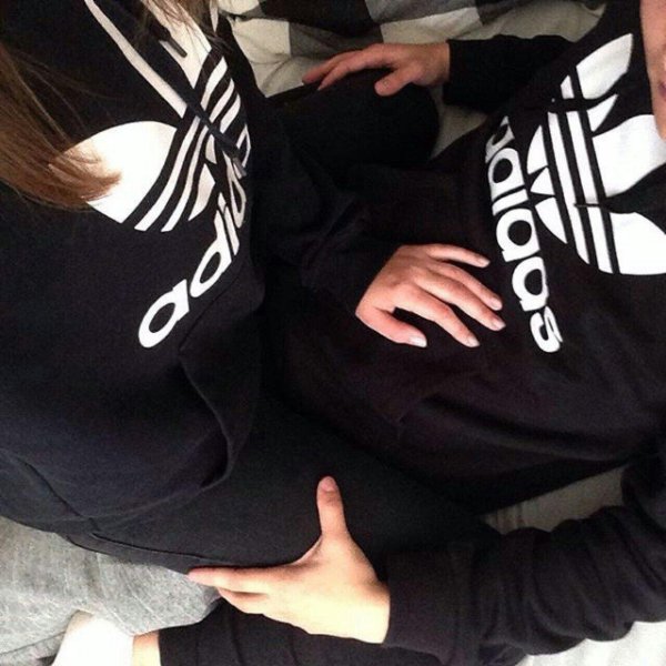 Парень и девушка обнимаются без лица