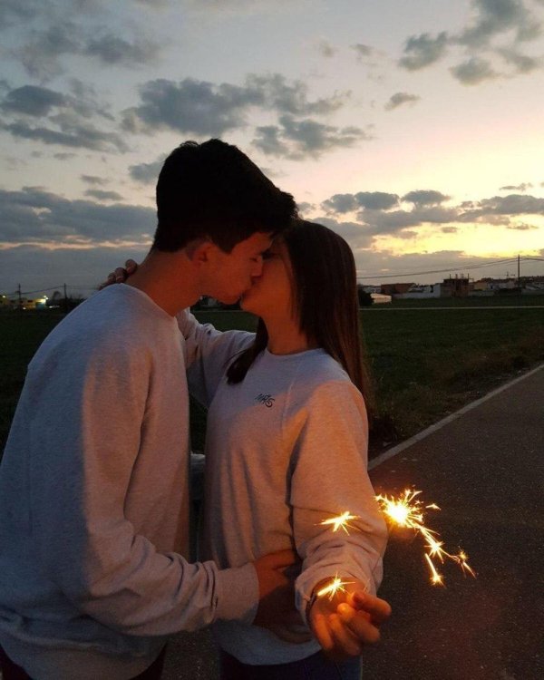 Парень и девушка обнимаются без лица