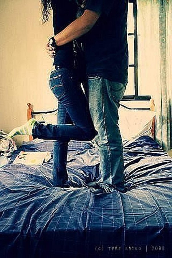 Парень и девушка обнимаются без лица