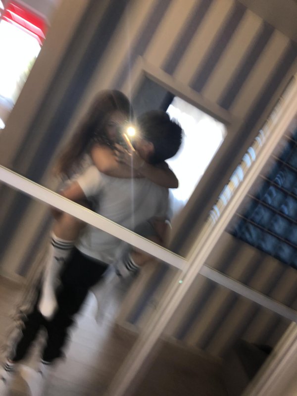 Парень и девушка обнимаются без лица