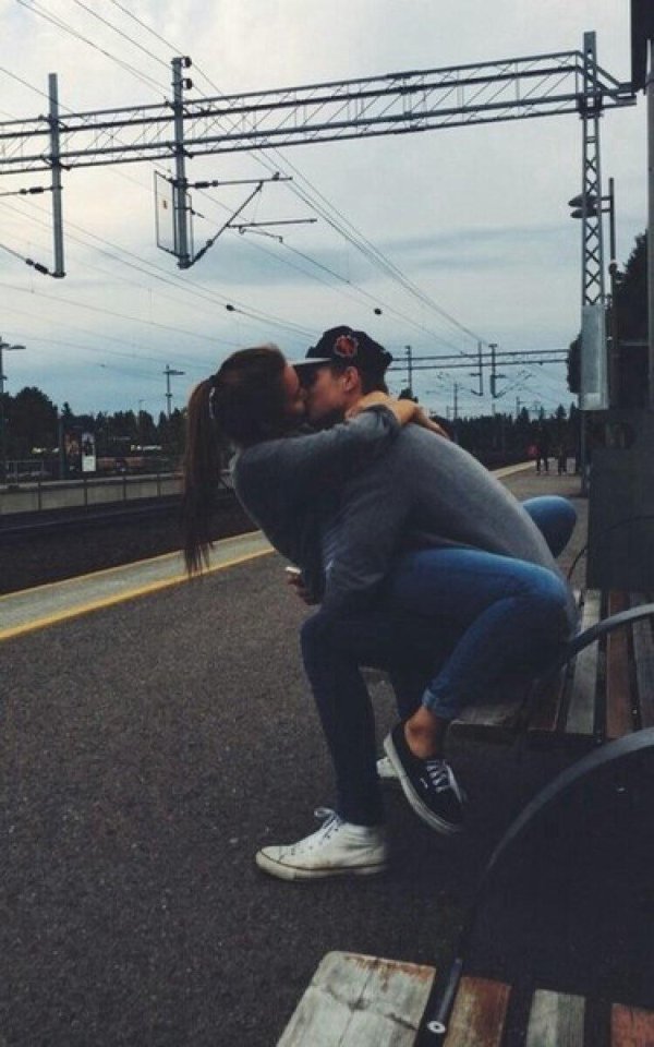 Парень и девушка обнимаются без лица