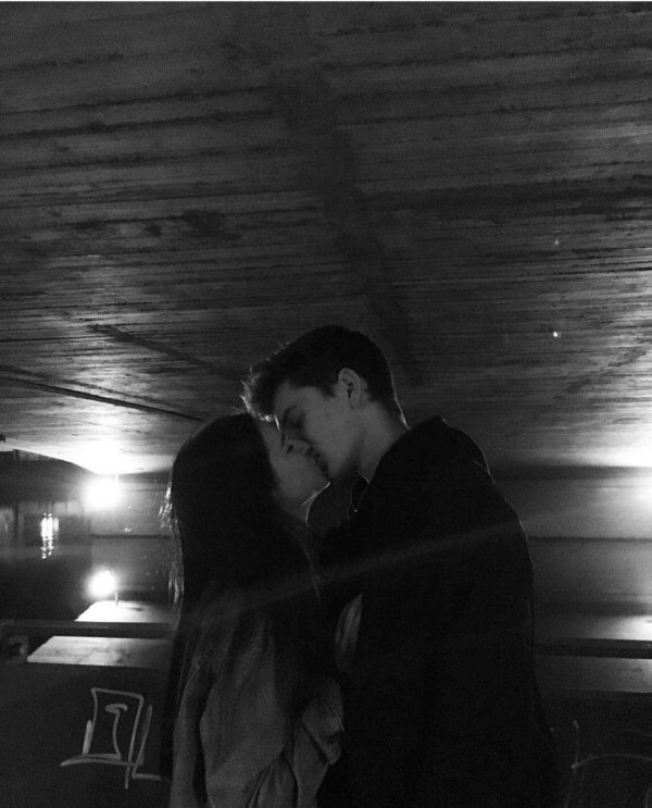 Парень и девушка обнимаются без лица