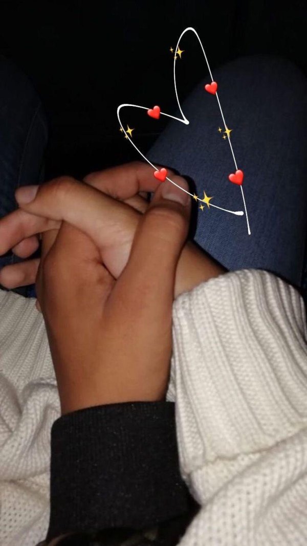 Парень и девушка обнимаются без лица