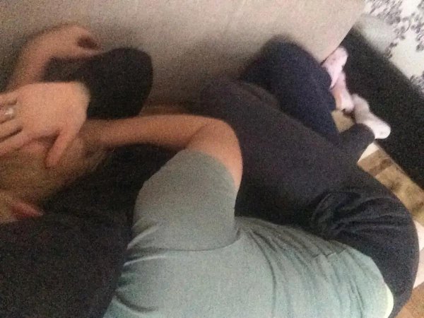 Парень и девушка обнимаются без лица