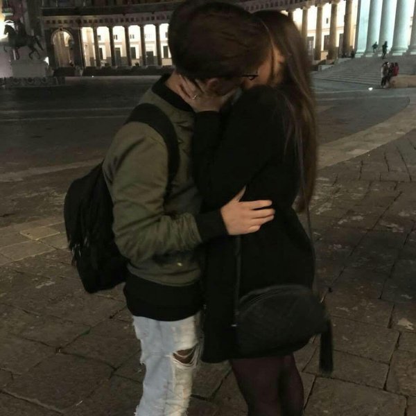 Парень и девушка обнимаются без лица