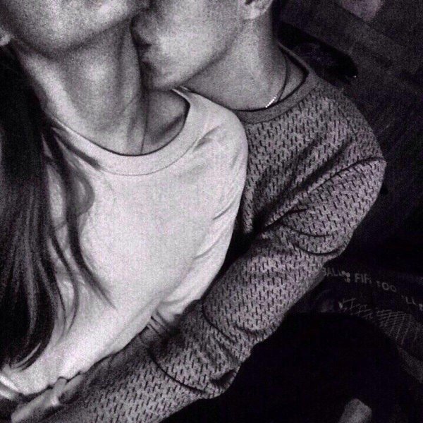 Парень и девушка обнимаются без лица