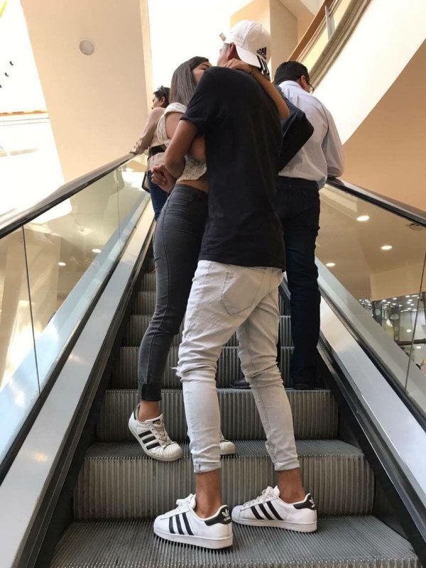 Парень и девушка обнимаются без лица