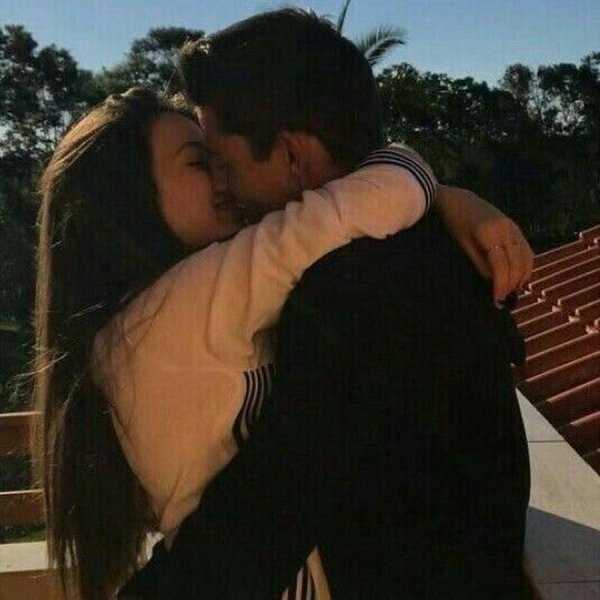 Парень и девушка обнимаются без лица