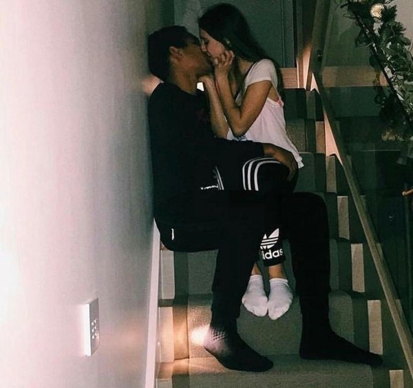 Парень и девушка обнимаются без лица