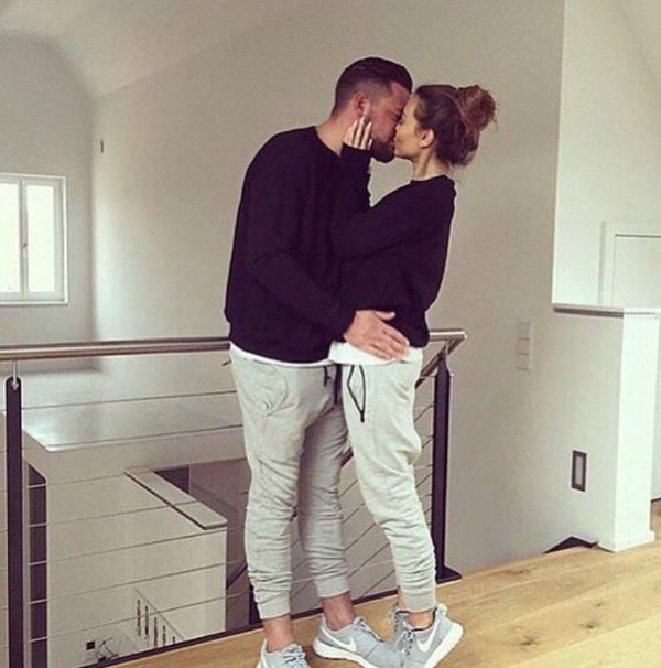 Парень и девушка обнимаются без лица