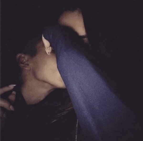 Парень и девушка обнимаются без лица