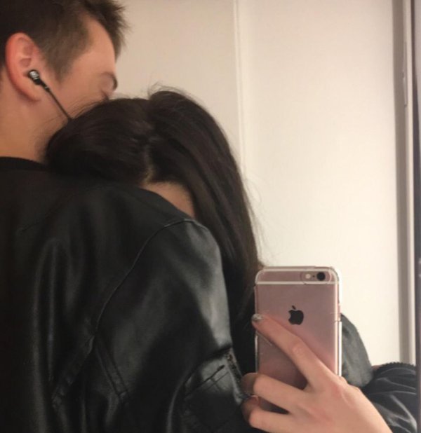 Парень и девушка обнимаются без лица