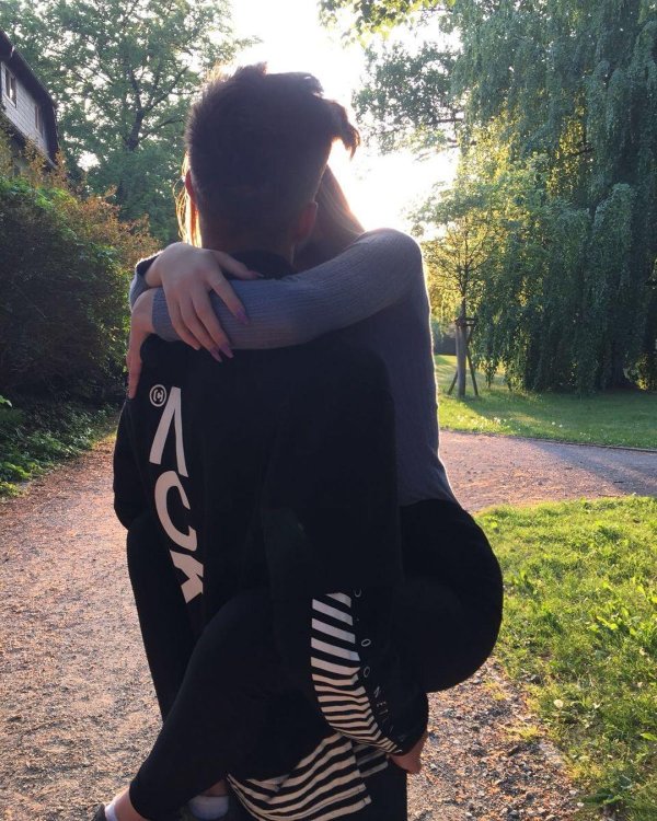 Парень и девушка обнимаются без лица