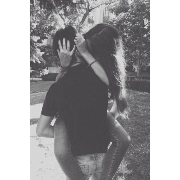 Парень и девушка обнимаются без лица