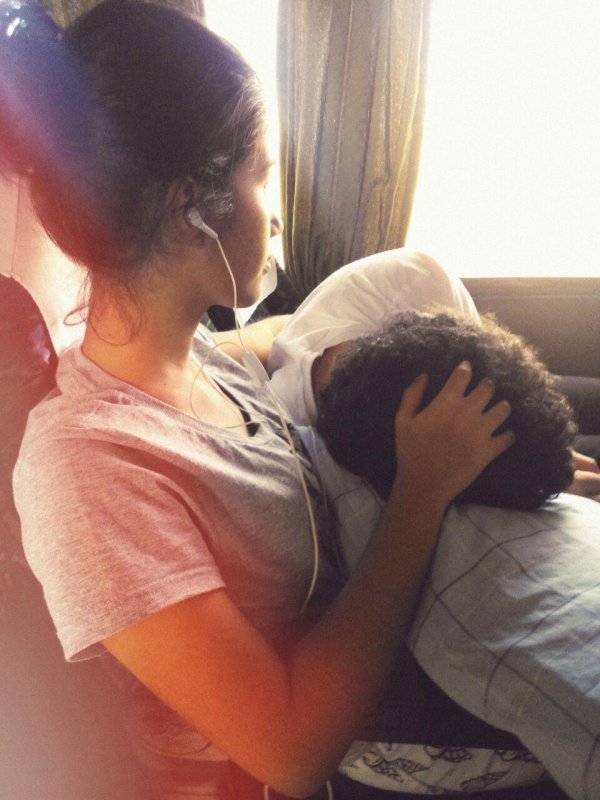 Парень и девушка обнимаются без лица