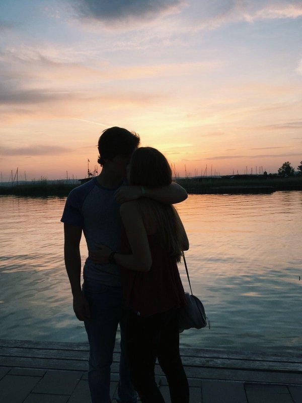 Парень и девушка обнимаются без лица