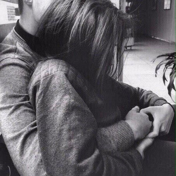 Парень и девушка обнимаются без лица