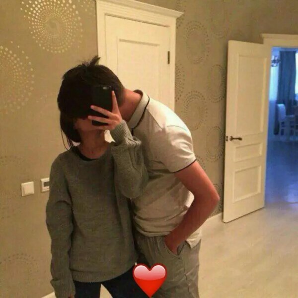 Парень и девушка обнимаются без лица