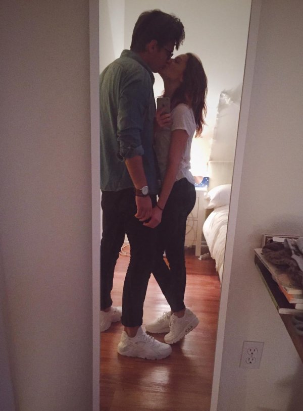 Парень и девушка обнимаются без лица