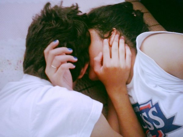 Парень и девушка обнимаются без лица