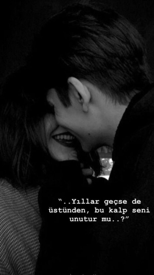 Парень и девушка обнимаются без лица