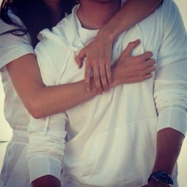 Парень и девушка обнимаются без лица