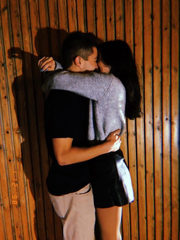 Парень и девушка обнимаются без лица